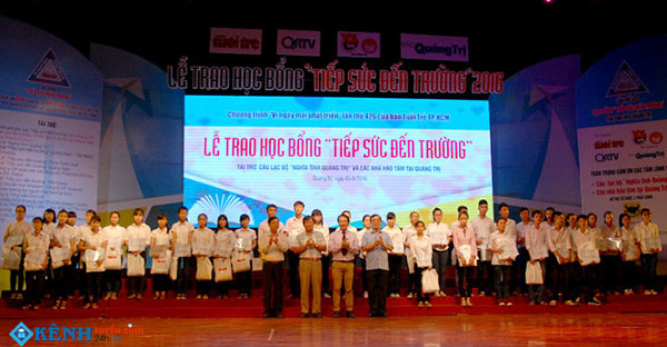 Hàng Trăm Suất Học Bổng Được Trao Cho Tân Sinh Viên